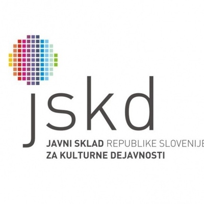 MAČEK MURI v parku